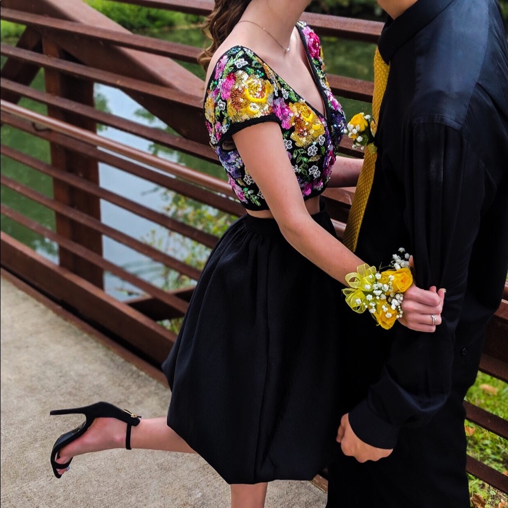 Beautiful embroidered Sherri hill homecoming dress
